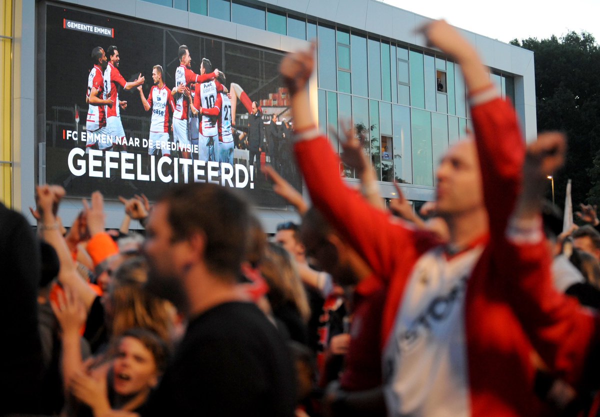 Lukt het jou echt niet om erbij te zijn in Dordrecht? Ga dan zaterdag in het rood-wit-rood naar het Raadhuisplein! 👊

😍 Met dank aan de gemeente wordt de  wedstrijd uitgezonden op het 𝗴𝗿𝗼𝘁𝗲 𝘀𝗰𝗵𝗲𝗿𝗺 tijdens het Barrel Food Truck festival! 

#dorEMM #HIERKOMIKWEG