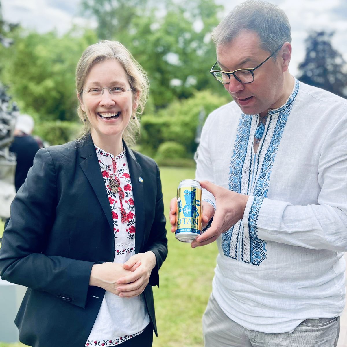 So etwas bleibt bei uns nie ohne Dank! Und das noch am selben Abend von Botschafter @Makeiev in seiner Residenz. Voreingenommen? Natürlich! Das Bier ist zwar finnisch, schmeckt aber NATO-schwedisch (von der gelungenen Farbwahl ganz zu schweigen). Danke liebe Katarina 💛💙