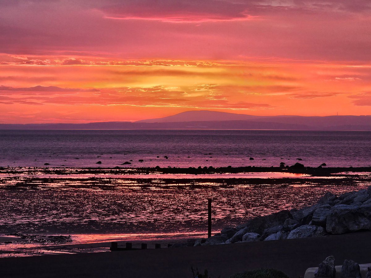 Pre and post #sunset pics across @MorecambeBay #morecambebay with Black Combe on the horizon from #thepatiobytheprom @CumbriaViews @LancashirePics  @BeanPhoto @AdeGuest91 @clairemorris70 @pault595