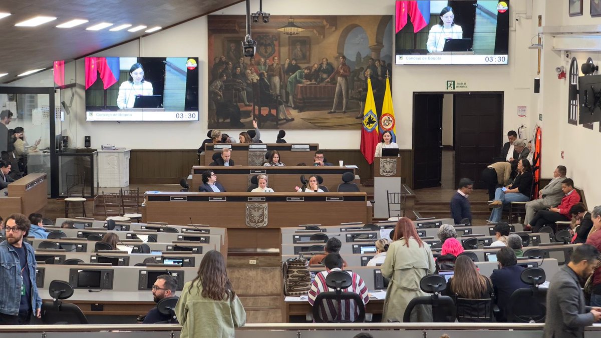 #EnEstosMomentos nuestra secretaria @ClaudiaDiazAco1 participa en el @ConcejoDeBogota dando respuesta a los concejales y ciudadanía, sobre los temas que se plasmaron desde @SectorMovilidad en el Plan de Desarrollo Distrital.