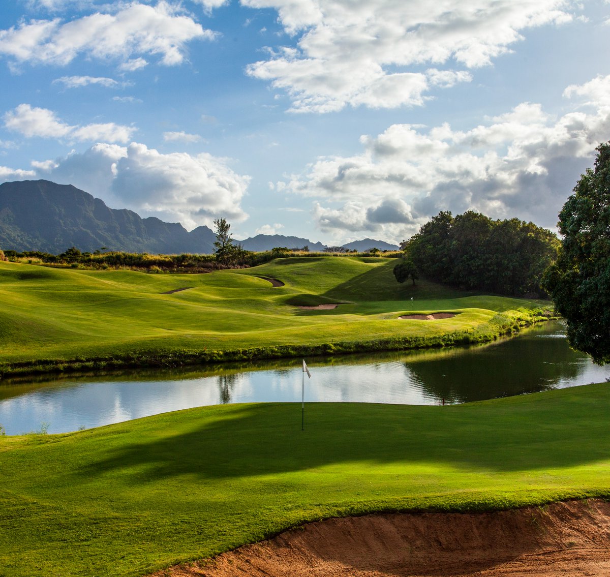 Sink into serenity as you navigate through Kauai's picturesque courses. Your ultimate golf getaway awaits! 🌅⛳