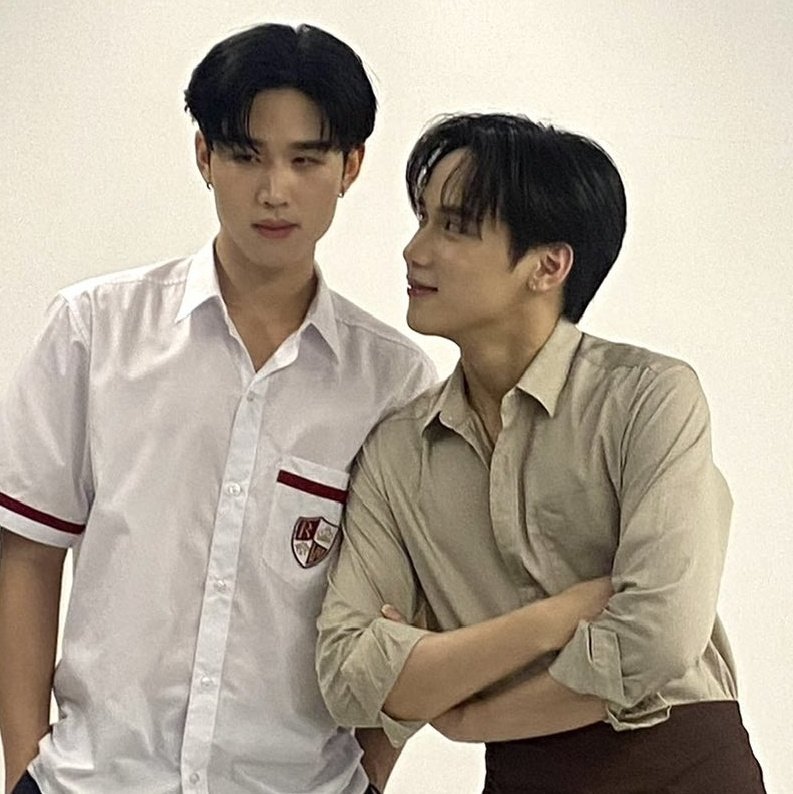 hubboyslove's tweet image. 🚨 VÃO SERVIR! Confira imagens dos #RyuJava nas gravações do lakorn #SummerNightTheSeries!
A série terá um arco BL que segue um rapaz que começa a estranhar seus sentimentos por meninos e vai pedir ajuda para seu amigo, mas acaba por descobrir que o garoto gosta dele.