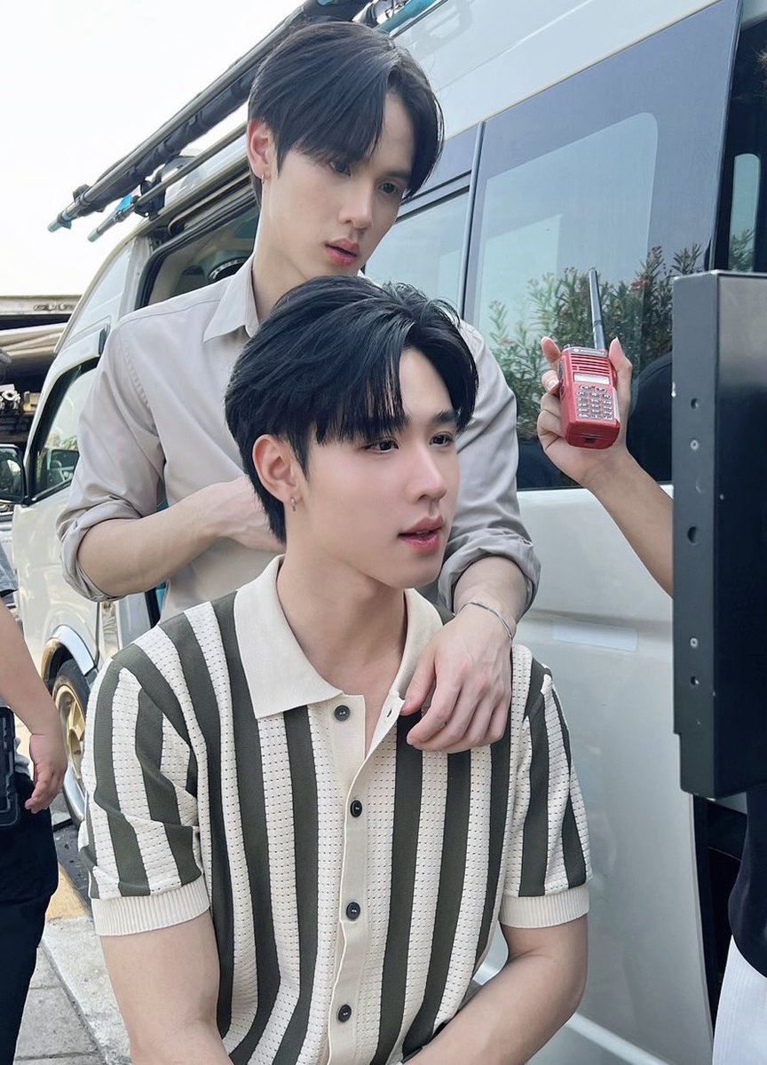 hubboyslove's tweet image. 🚨 VÃO SERVIR! Confira imagens dos #RyuJava nas gravações do lakorn #SummerNightTheSeries!
A série terá um arco BL que segue um rapaz que começa a estranhar seus sentimentos por meninos e vai pedir ajuda para seu amigo, mas acaba por descobrir que o garoto gosta dele.
