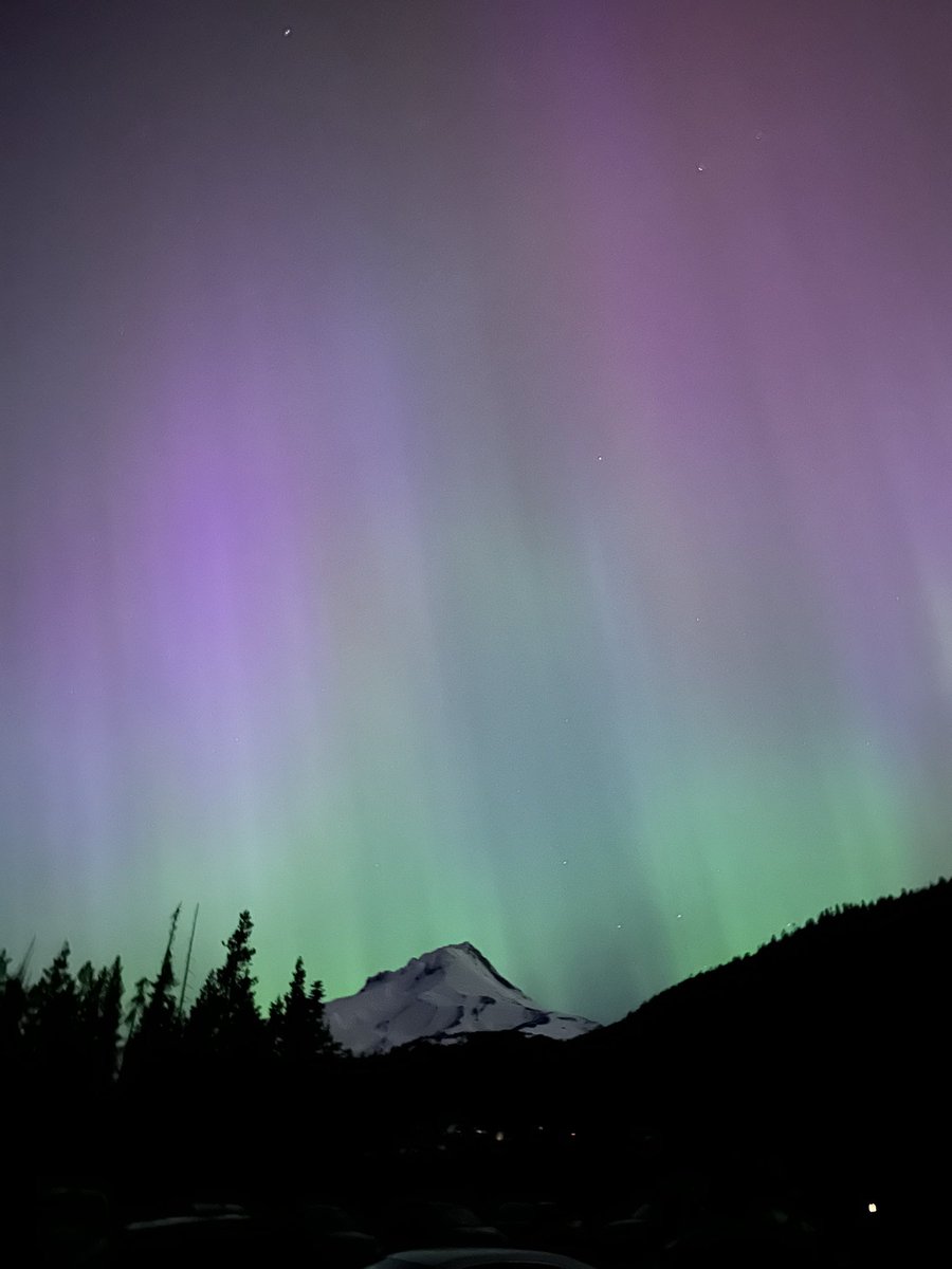 WiAdImages's tweet image. Still mentally processing my experience photographing the aurora last Friday/Saturday night. Never would’ve thought I’d see the northern lights so strong in Oregon. #aurora #AuroraBorealis #northernlights