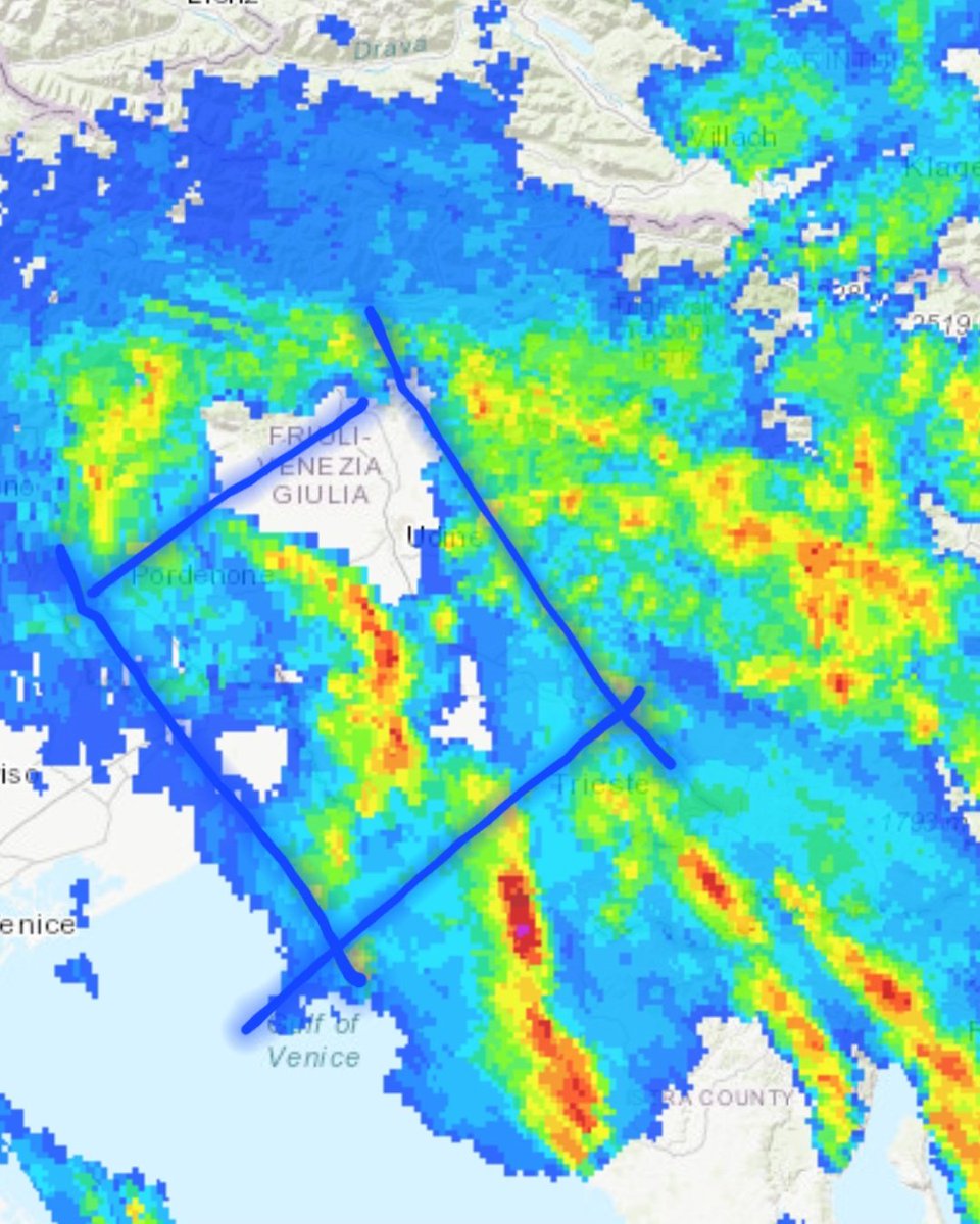 Possible 'bow echo' moving now in the friulian plane towards Slovenia. Several storms in effect in the #alpeadria