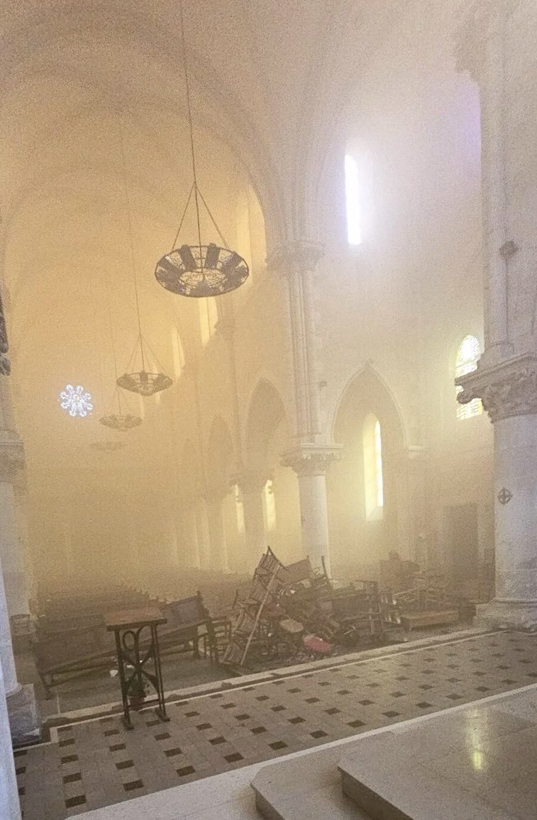SaintMontjoie's tweet image. Église Sainte-Thérèse de Poitiers incendiée et la Sainte Vierge décapitée.
En république française, les attaques contre le catholicisme sont ordinaires.