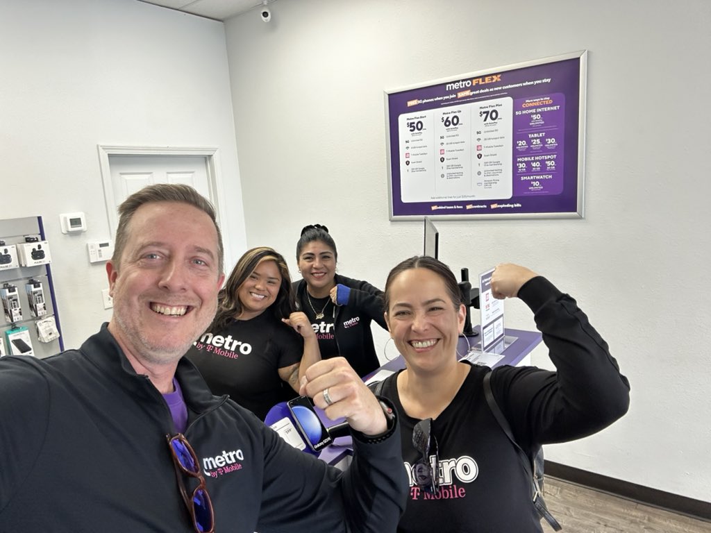 Paul Lee (@iampaulclee) on Twitter photo Flexing it up with Metro in Santa Ana! Customers are loving the new services and free phones! <a href="/ErikSodik/">Erik Sodik</a> <a href="/DawnClarkDC/">Dawn DC Clark</a> <a href="/thayesnet/">Terry Hayes</a> Flexing it up with Metro in Santa Ana! Customers are loving the new services and free phones! <a href="/ErikSodik/">Erik Sodik</a> <a href="/DawnClarkDC/">Dawn DC Clark</a> <a href="/thayesnet/">Terry Hayes</a>