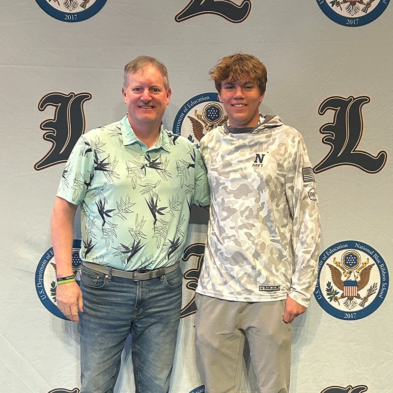 Congratulations to @lhsgolfers' Eddie Scott, who has committed to play golf at the United States Naval Academy (@NavyMGolf)! Click here to read more: lhs210.net/about-us/news-… #WeAreLemont #GoNavy