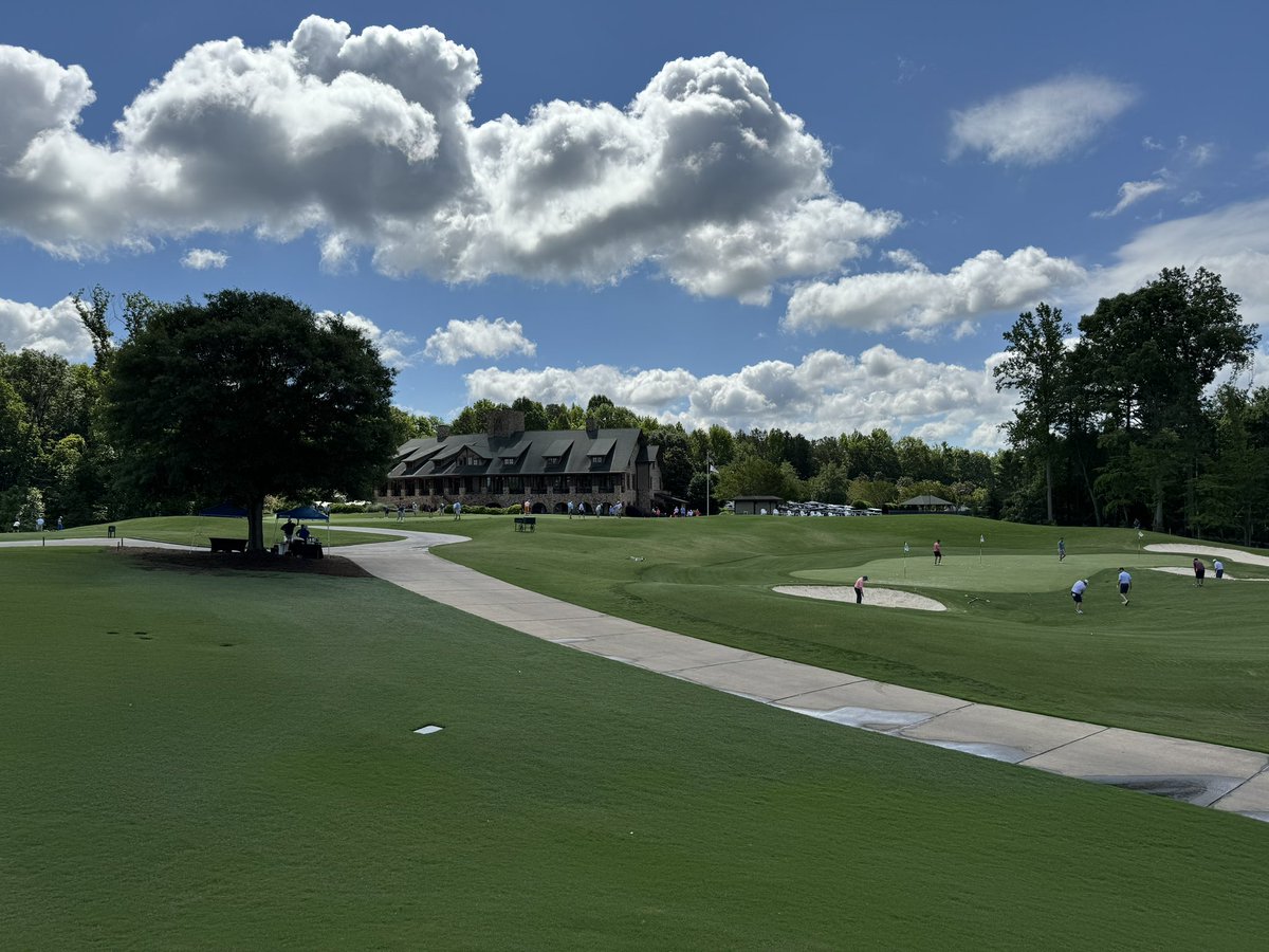 DMcRorie's tweet photo. 4” rain in last 10 days hasn’t been ideal for the Tee Reno, however we are rocking &amp; rolling again! A foggy start for Member/Guest Day 1 prep but turned out to be a beautiful day!! Extremely proud of the Team’s efforts during this stretch of weather 💪 @AspenGolf @invitedclubs https://t.co/ydJzfFnM0O