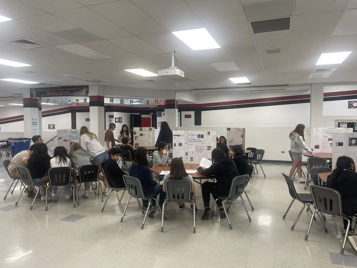TracyFuentes17's tweet photo. ¡Estoy muy orgullosa de nuestros @csmstigers estudiantes de lenguaje dual de séptimo grado y sus presentaciones biográficas!  ❤️❤️❤️
#lenguajedual   #middleschooldual https://t.co/sLJeUMDTGu