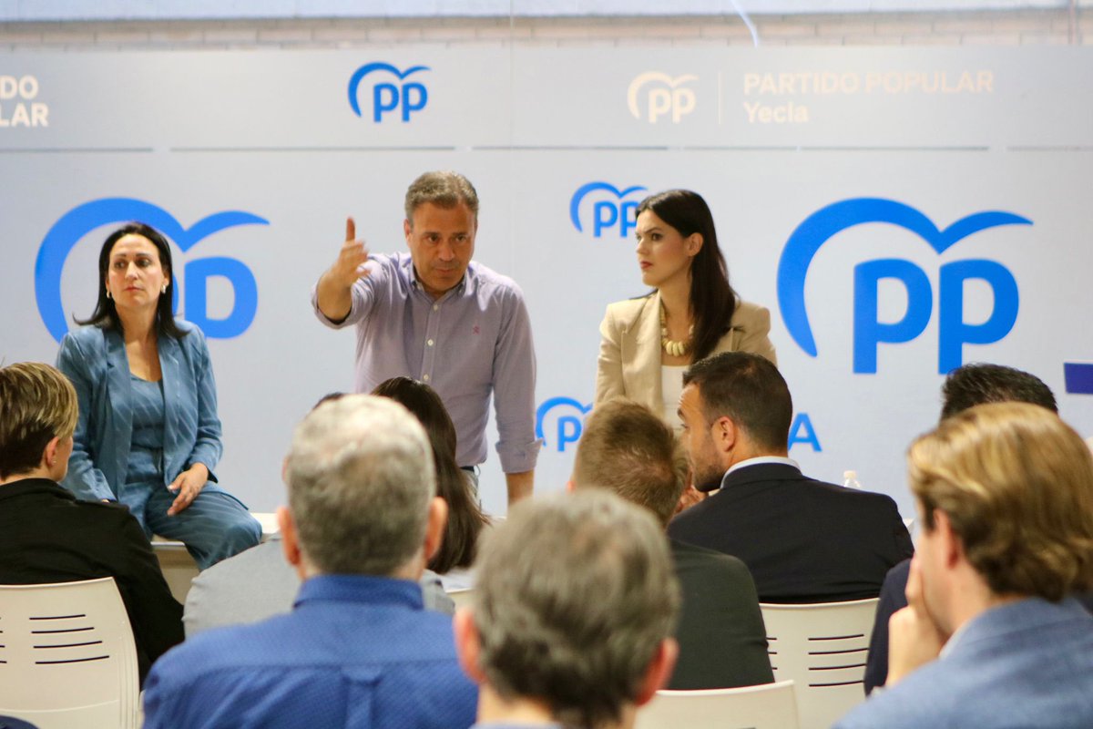 MarcosOrtuno's tweet photo. Junta Directiva en #Yecla.

🇪🇺Nos preparamos para una de las grandes citas, las elecciones europeas, el próximo #9J.

Tenemos la oportunidad de hacernos oír.
➡️España merece➕ presencia y ➕protagonismo para defender los interés de todos. https://t.co/4Zc0vRIrjF