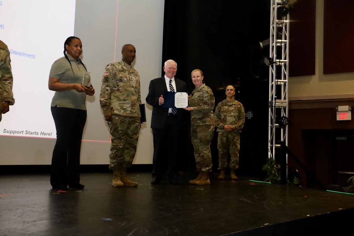 #ThisWeek, MG Donahue hosted her first CASCOM Town hall as the CASCOM CG. Topics included the CoS of Army’s Focus Areas, updates for the civilian workforce, warrant officers, NCOs, and installation update. For more photos visit: flickr.com/photos/scoe_ca… #SupportStartsHere