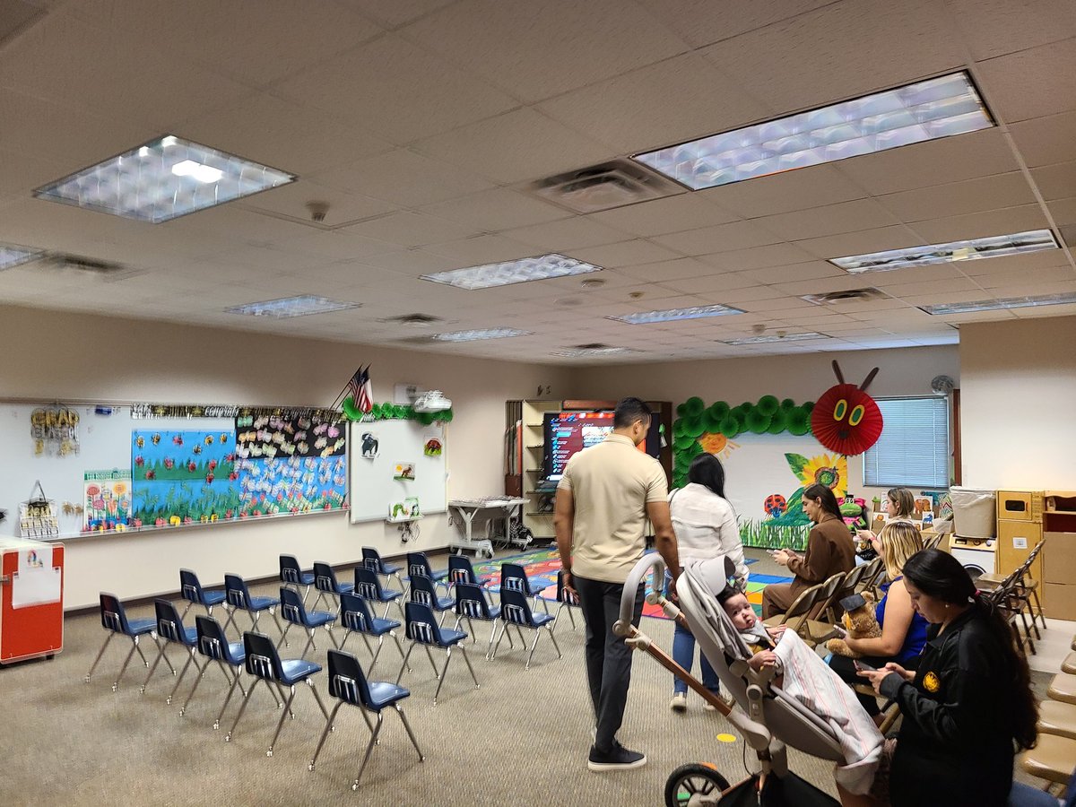 ReesStars's tweet image. Our PK Teachers were setup and ready for their PK Ceremonies this morning. Thank you to the staff for assisting and thank you parents for coming to support our young learners! #ReadyForKinder 🎓 #PreKCeremony
