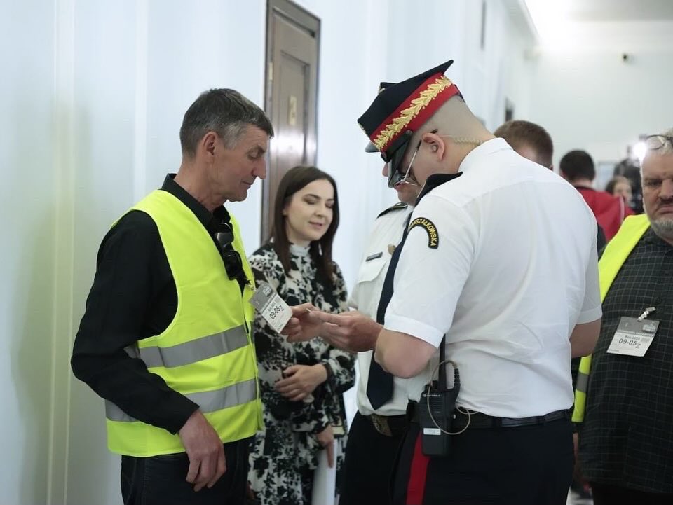 Rolnicy w Sejmie protestują już tydzień. O głodzie czwarty dzień. Jesteśmy z nimi! Tak było pierwszego dnia. Murem za polskimi gospodarzami! 🇵🇱🌾🚜💪 @KONFEDERACJA_ @KoronyPolskiej @KoronaMlodych @KKonfederacji_ @KancelariaSejmu @Europarl_PL @GrzegorzBraun_ @Wlodek_Skalik