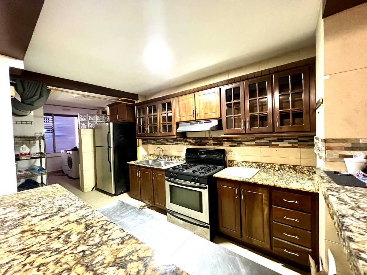 Se alquila nuestro apartamento.
110m2, 2 hab con baño completo (AC inverter), baño completo de visitas, Espaciosa sala comedor (AC inverter), Cocina (estufa, horno y nevera), lavadora y secadora (gas), calentador de agua (gas). Vista al mar, ubicación céntrica.

Pls RT.
62168015