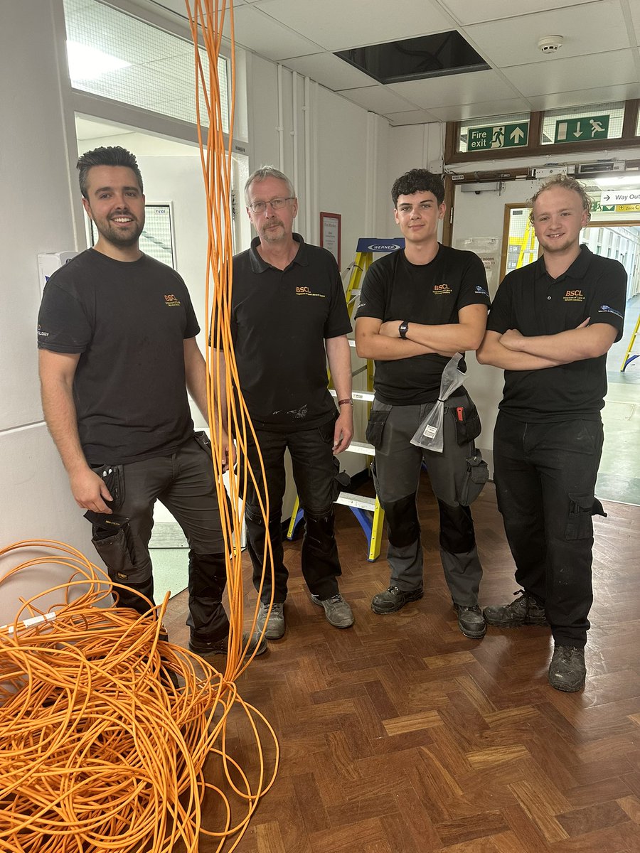 Here are the team of IT specialists installing the WiFi network cabling at #BroomfieldHospital @MSEHospitals in preparation for our unified electronic patient record implementation 👏🏼 Good for patients, good for staff, good for the tax payer 🤩💻👾