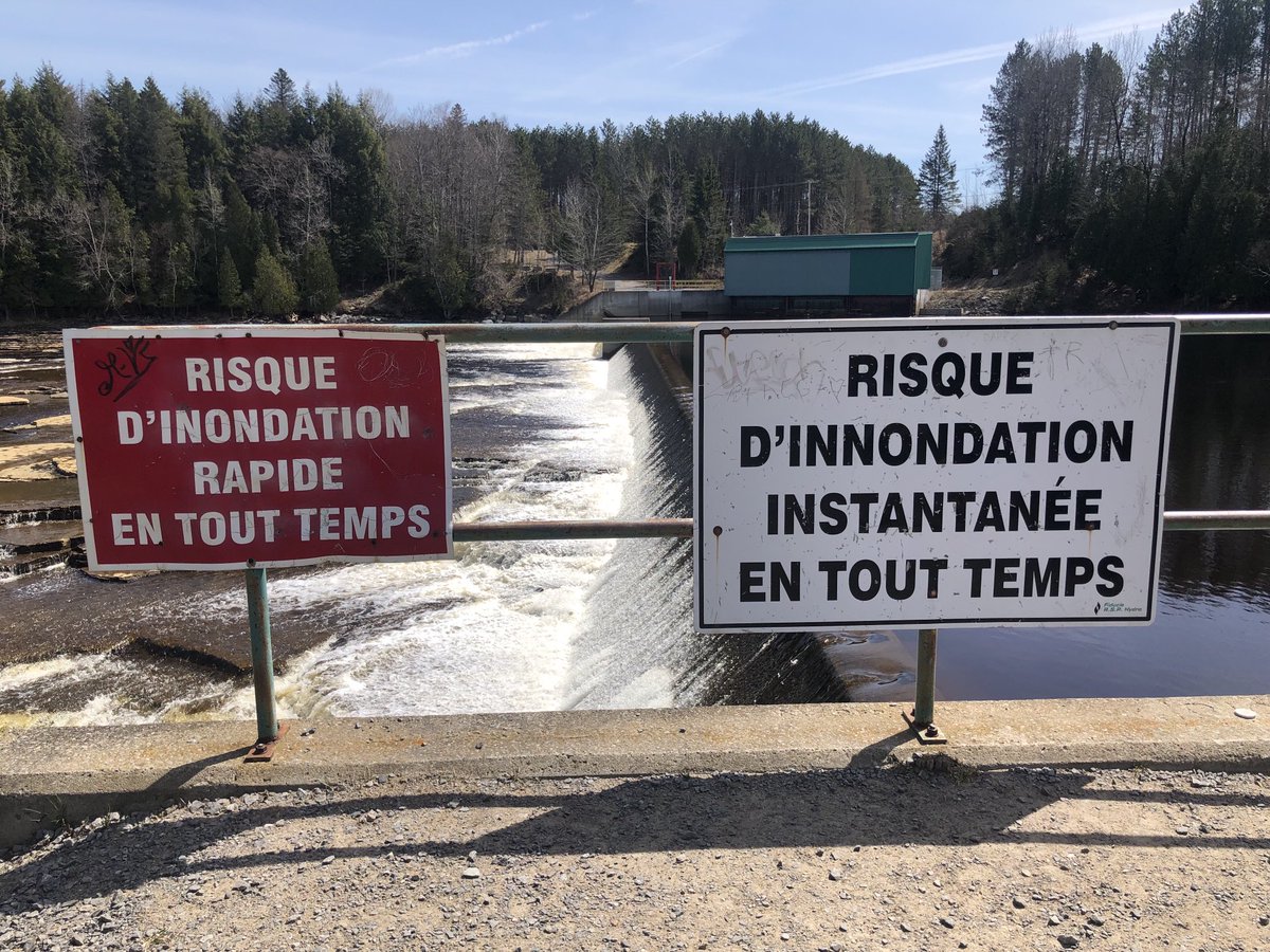 On imagine la conversation à l’usine de panneaux : 

“Heille boss! Inondation, ça prend un N ou deux N?”

“Aucune crisse d’idée : fais-en une de chaque, y s’arrangeront avec ça!

#francais #orthographe