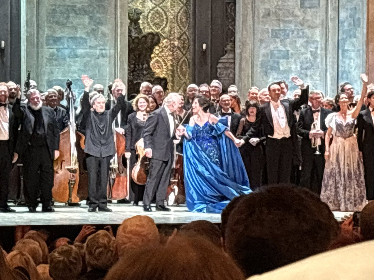 King Charles III (who I had no idea was going to be at the gala) and Queen @ErmonelaJaho 😍

And Pappano, of course!