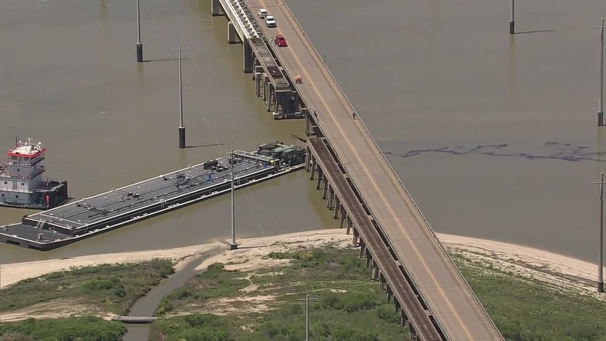 Pelican Island Bridge hit by barge fox2detroit.com/news/pelican-i…