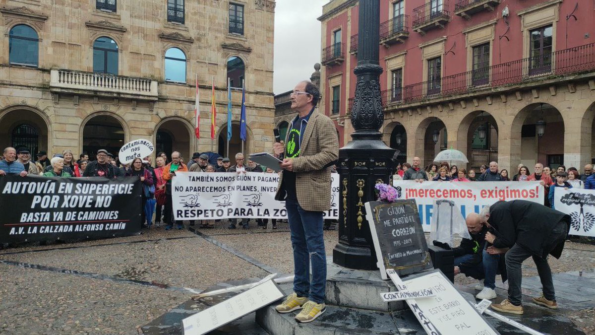 La contaminación es un grave problema de salud pública en #Xixón. Hoy los y las ciudadanas salieron a decir basta. No es tolerable que las ciudades nos enfermen. De la mano de quienes gobiernan está hacer políticas para que #Asturies tenga ciudades saludables y sostenibles.