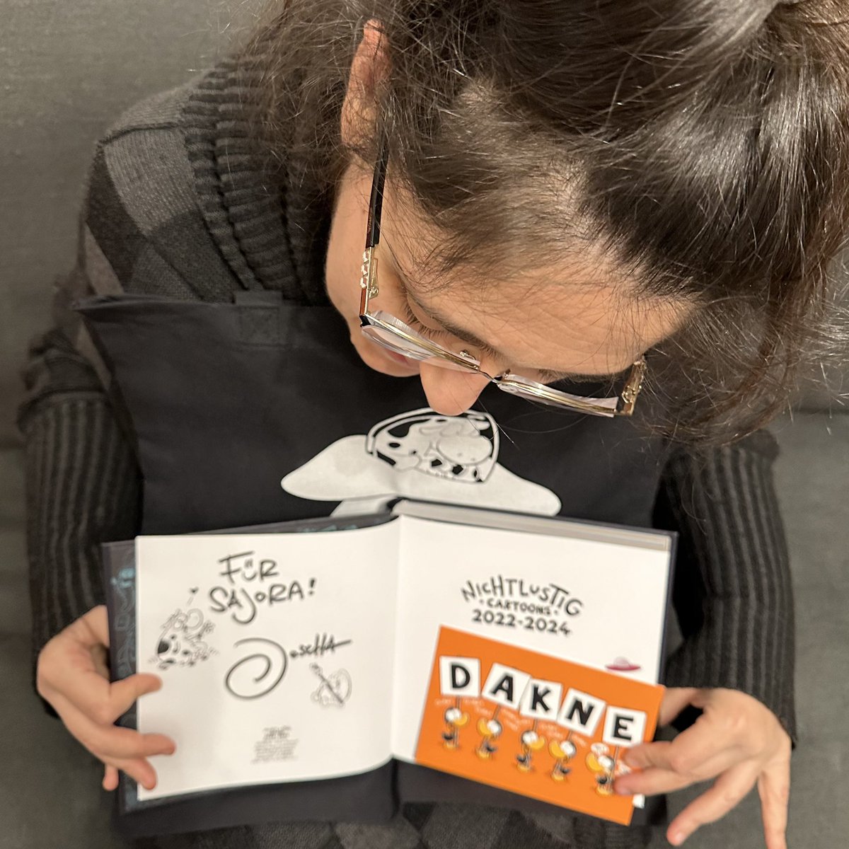 Wie kuhl ist das denn 🥰🐮🌼
NICHTLUSTIG Cartoons 2022-2024 ist heute eingetroffen mit blümchenübergebender Kuh 🐄 
Vielen lieben Dank <a href="/joschasauer/">Joscha Sauer </a> 😊
Natürlich bestellbar auf joscha.com/bestellen 
Uneingeschränkte Kaufempfehlung wie immer bei allem von Joscha Sauer 🎉