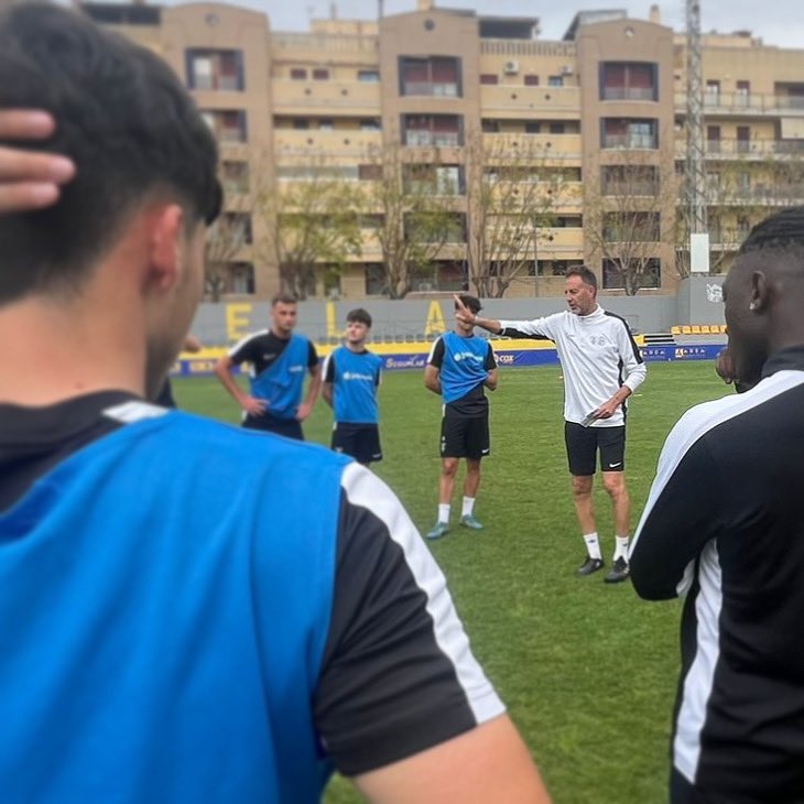 SEntrenador's tweet photo. LO DIFÍCIL QUE ES SER ENTRENADOR DE FÚTBOL 

Si tienes plantilla de 22 jugadores, el fin de semana dejas a 4 sin convocar (enfadados), llega el partido y dejas a 7 en el banquillo (enfadados) haces los 5 cambios y 2-3 de los titulares que cambias se molestan, si sumamos que alguno no juega en su posición y también se molesta, con suerte…de 22 puedes tener a 7 contentos.