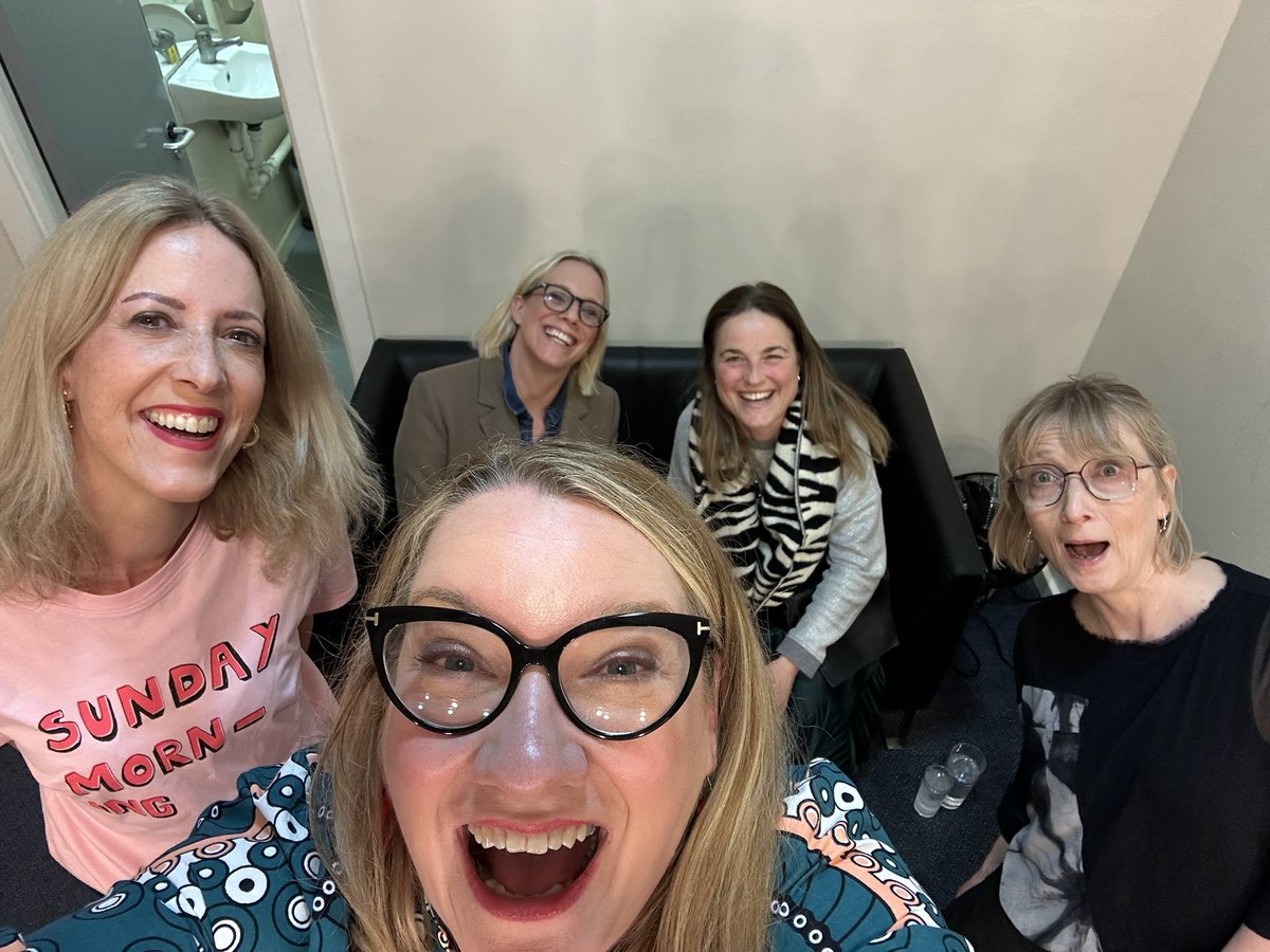 Fab crowd in High Wycombe tonight. Thanks for coming if you did. My ace support was @sallyanne_s (own tour show ticket link  trafalgartickets.com/wycombe-swan-t…). Mugs etc are via the shop page of my website and my podcast is @StandardIssueUK. And thanks for donating to @samaritans too.