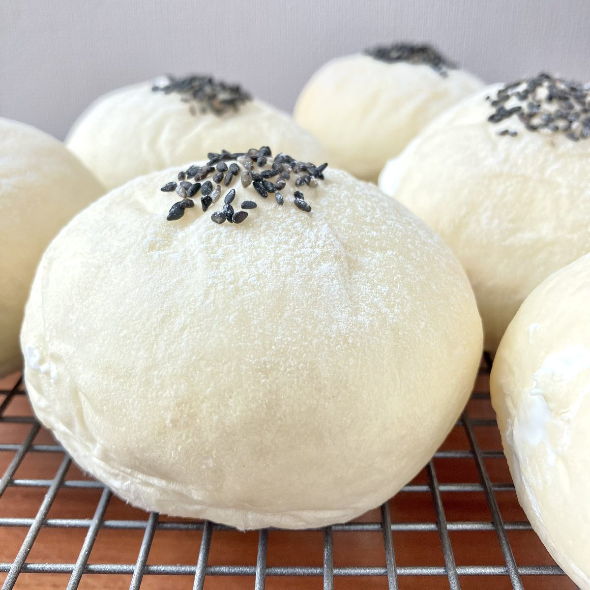 『クリーム白あんぱん』

定番も美味しいけど、変化球的なタイプも美味しいんです😋🐄

🍞レシピ✏️⤵︎
プロフィール欄のInstagram📷から

#パン作り #手作りパン #富澤商店