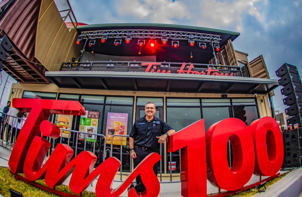 Apodaca_News's tweet image. El alcalde de #Apodaca inaugura ahora una nueva sucursal de Tim Hortons y no una avenida rehabilitada o reconstruida, aunque sea unas luminarias nuevas, pero no, esas obras se las dejara al JR

@cesargarzav se la pasa en el GYM, de socialito y abriendo negocios, ya se va, el JR…