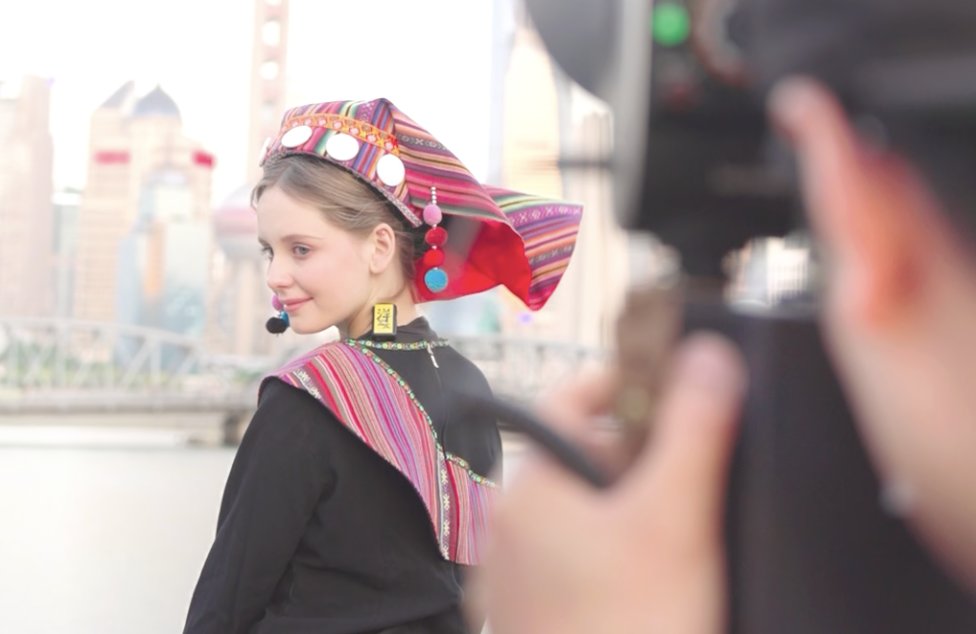 China Cool | Russian girl in China's Drung ethnic clothing wows pedestrians in Shanghai xhnewsapi.xinhuaxmt.com/share/news?id=…
