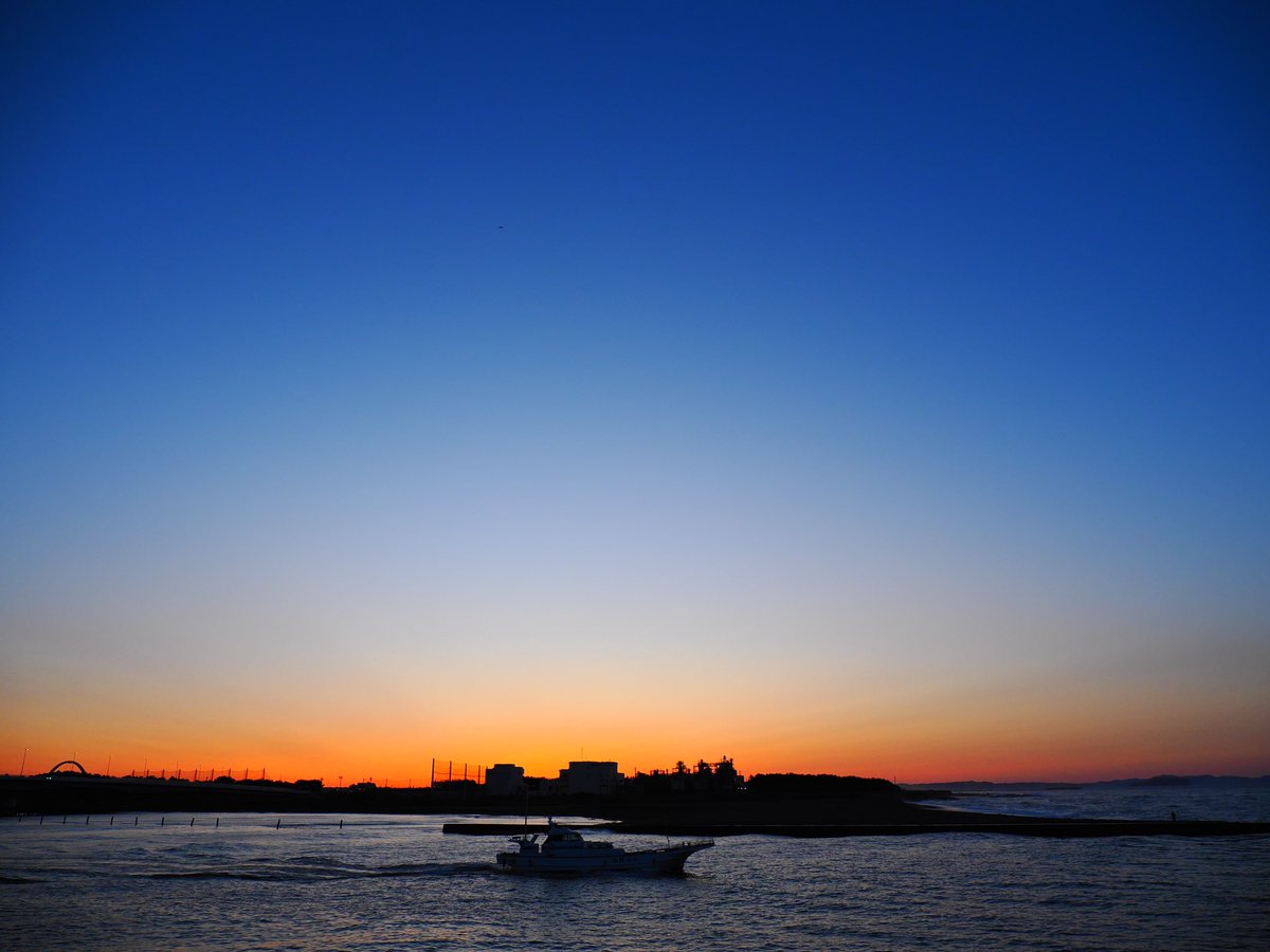おはようございます
本日の平塚からの朝日
#朝日 
#神奈川 
#湘南 
#平塚 
Date:2024.05.17