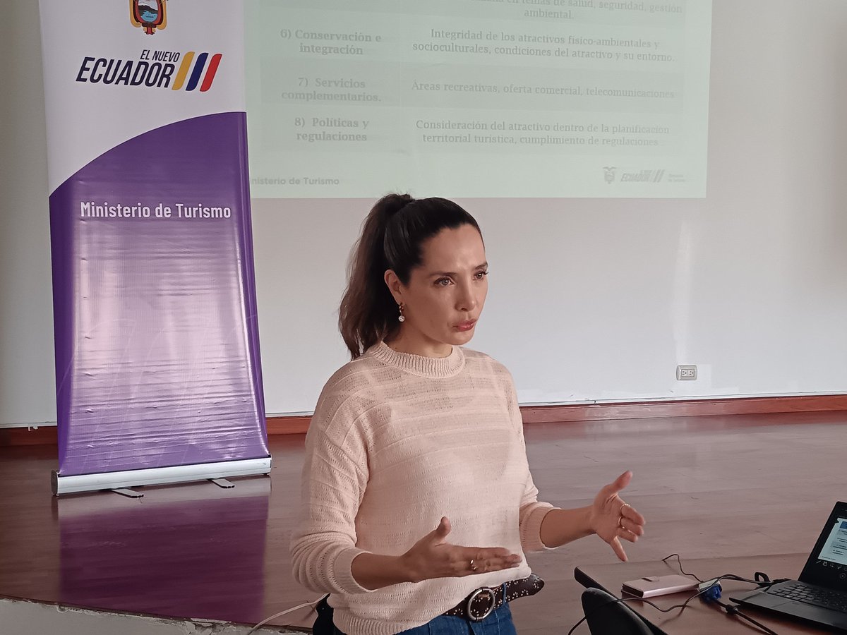 Funcionarios de @mintur_zonal6 , ofrecieron hoy un taller dirigido a los miembros de la Jefatura de Policía Comunitaria y Turismo del Azuay, con la finalidad de capacitarlos sobre la oferta turística del cantón #Cuenca.