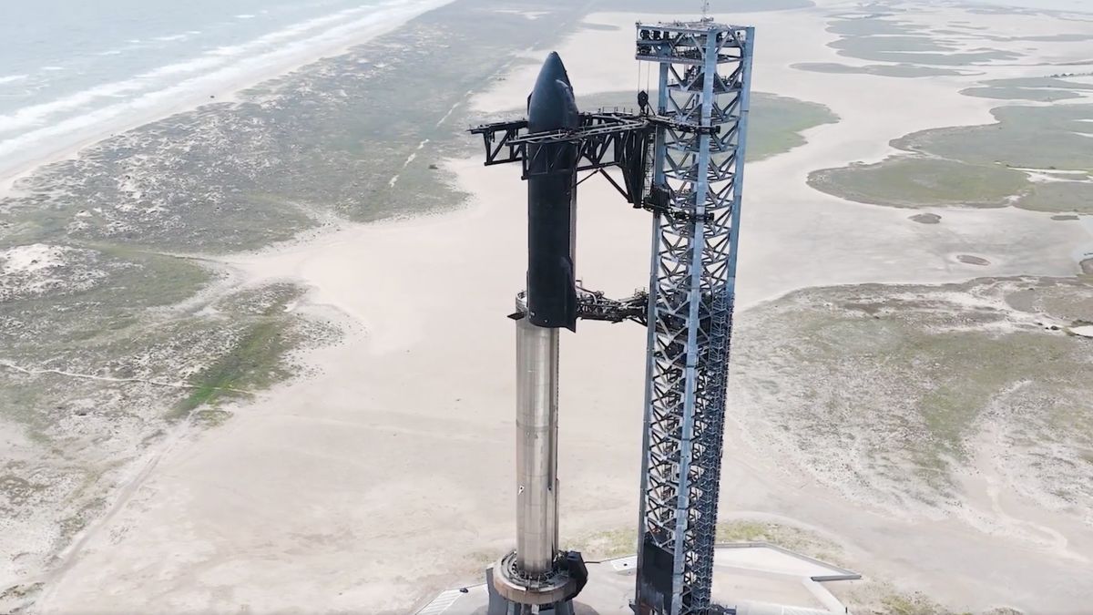 SpaceX stacks Starship megarocket ahead of 4th test flight (video, photos) trib.al/5QLR3Ug