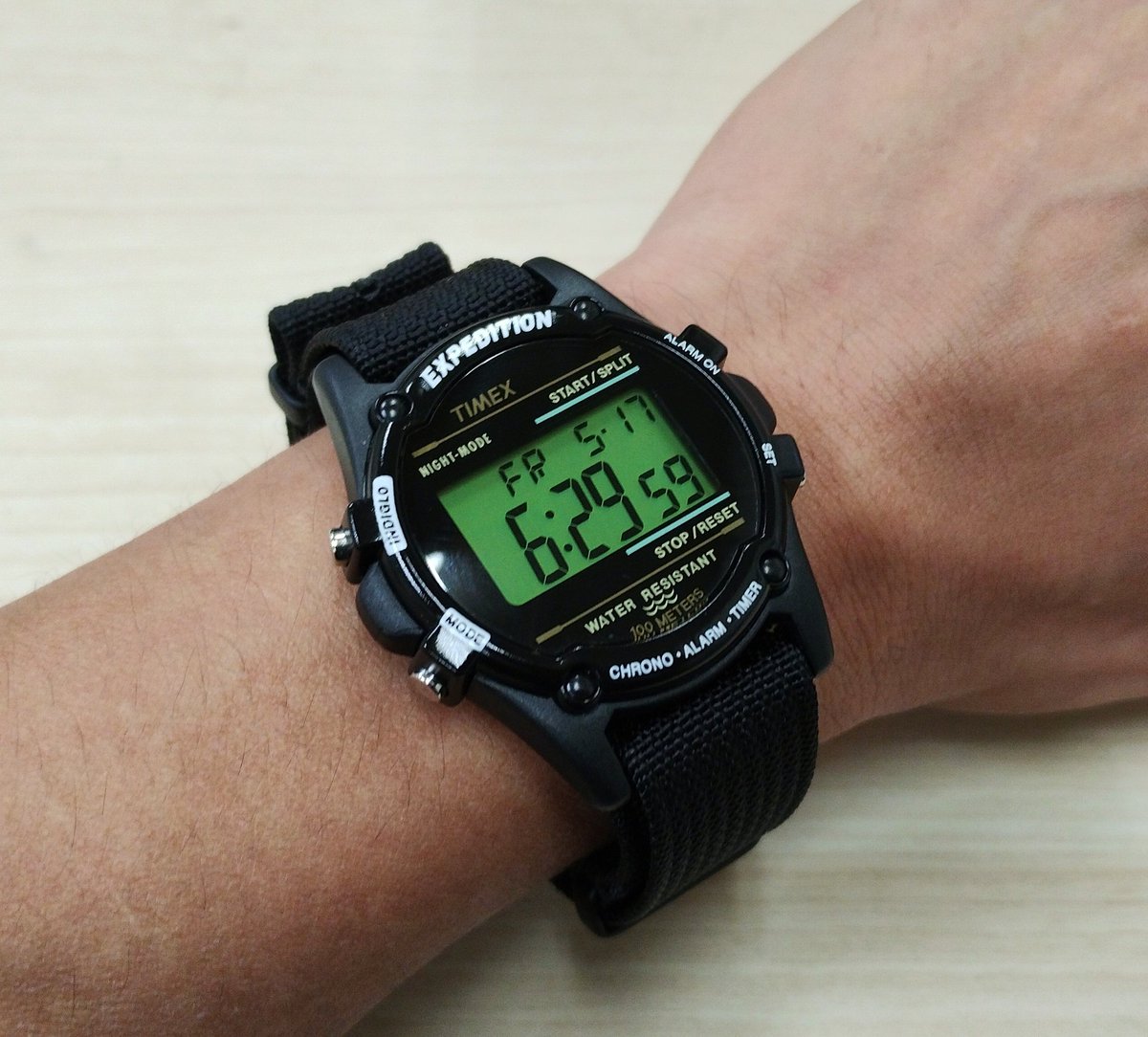 #TIMEX
今週最後のお供。
黒に緑色の液晶が良いアクセントな1本(⁠・⁠∀⁠・⁠)