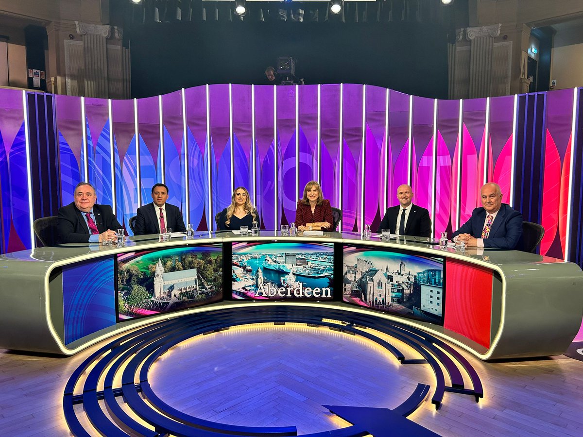 Welcome to Question Time! The programme is now live on @BBCOne You can also watch tonight's episode on @BBCiPlayer Join the conversation using #bbcqt