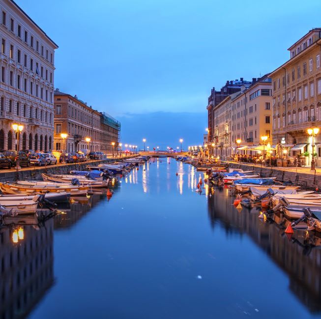 The Canale Grande in Trieste, Italy at night 🇮🇹🌃🛶