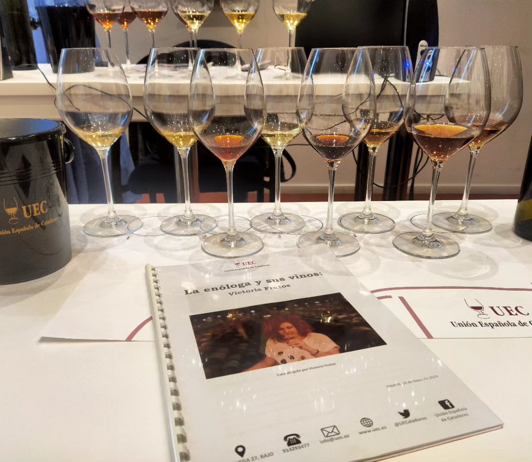 Menuda tarde se ha quedado para disfrutar con los vinazos de <a href="/valdespinojerez/">valdespinosherry</a> <a href="/UECatadores/">Unión Española de Catadores</a> 🍷🍷🍷
#wine #vino #winelover #winelovers #winetime #wineoclock #wineaddict #winewinewine #pistasGastrobloGGicas