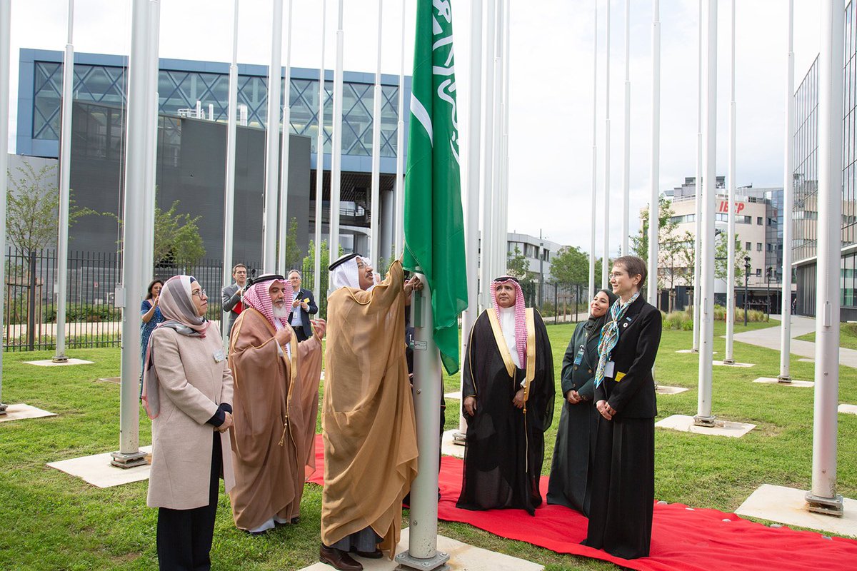 Fahadalrwaily's tweet photo. تشرفت يوم أمس الأربعاء، وبحضور سعادة الأمين العام لـ #المجلس_الصحي_السعودي د.نهار العازمي والوفد المرافق له، بالمشاركة في الاحتفالية الرسمية لانضمام المملكة لعضوية الوكالة الدولية لأبحاث السرطان ومراسم رفع علم المملكة ضمن أعلام الدول الأعضاء، والتي عُقدت في مقر الوكالة بمدينة ليون.
وتعد الوكالة أبرز المنظمات الدولية المعنية بأبحاث السرطا�� وأسبابه والوقاية منه وعلاجه، وما يتعلق به من احصاءات ودراسات علمية وتدريبية

Hier, et en présence de SE le Secrétaire général du #Saudi_Health_Council Dr. Nahar Al-Azmi et la délégation qui l’accompagne, j'ai eu l'honneur de participer à la cérémonie officielle d'adhésion du Royaume d’ #Arabie_Saoudite au Centre international de la Recherche sur le Cancer, et la levée du drapeau du Royaume parmi les drapeaux des Etats membres, qui s'est déroulée hier au siège de l'organisation à Lyon.
La @IARCWHO est la plus importante organisation internationale spécialisée dans la recherche sur les causes du cancer, sa prévention et son traitement, ainsi que sur les statistiques et les études scientifiques et de formation associées