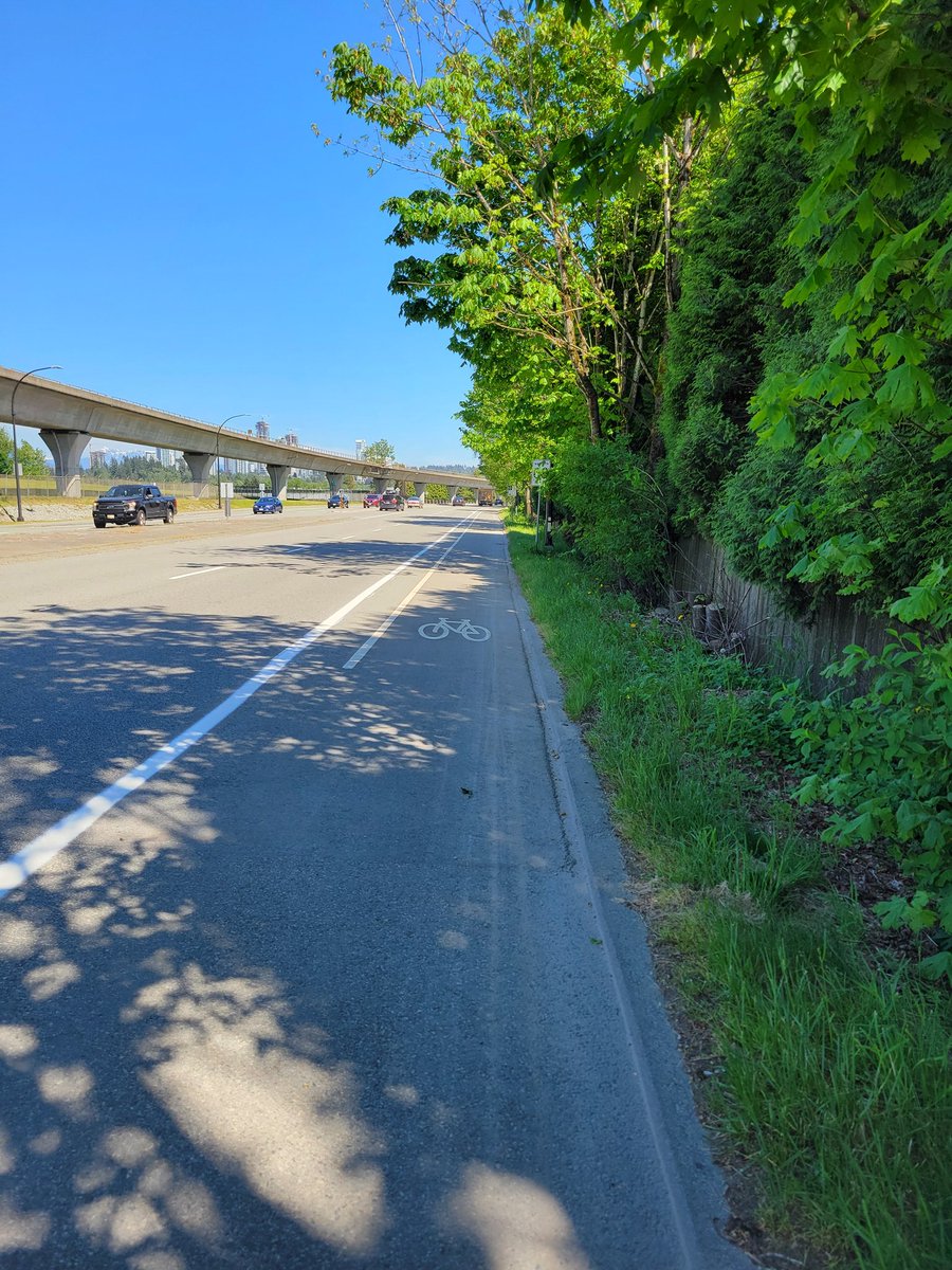 Notice the second strip of 'protective' paint along this stretch of the Lougheed Hwy in #Burnaby. Does this make you feel safe cyclists? (Obviously this space would be perfect for non-post concrete barriers @CityofBurnaby & @TranBC )