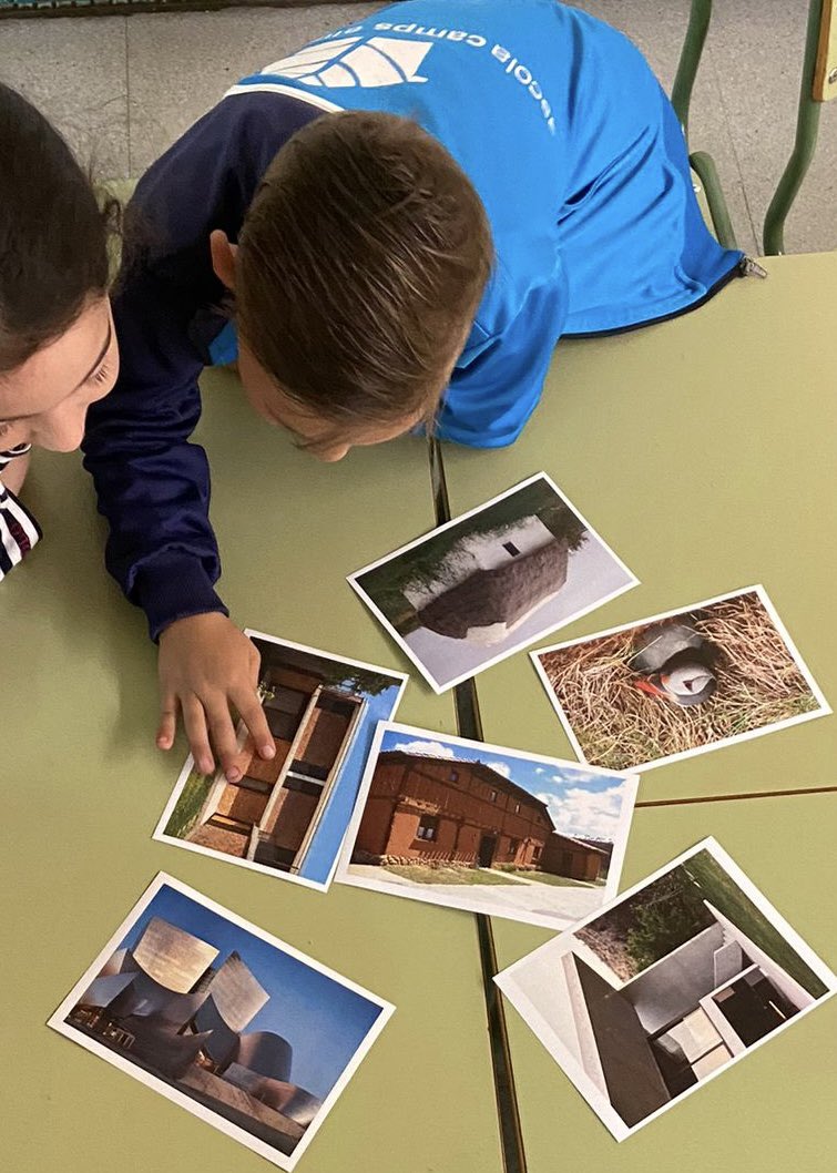 #arquitecturaalesaules Taller a l’escola @ElisisEscola de #Lleida a càrrec de l’arquitecta Anna Solà Teixidó. ▶️ De quins materials estan fetes les cases?