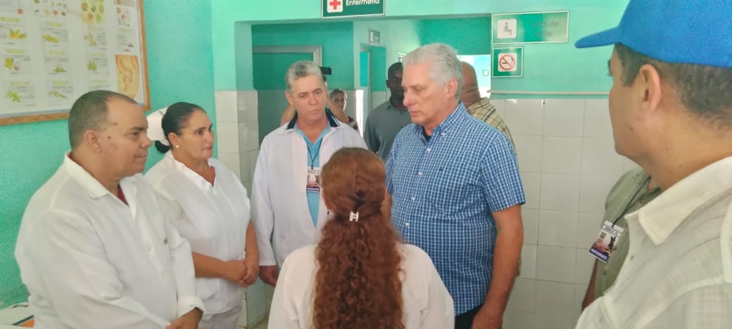 En #Camagüey visitamos el Policlínico 'Teniente Tomás Rojas' en Carlos Manuel de Céspedes. Intercambiamos con médicos y enfermeras, constatando el excelente estado de la instalación que brinda atención a más de 22 600 habitantes #GenteQueSuma