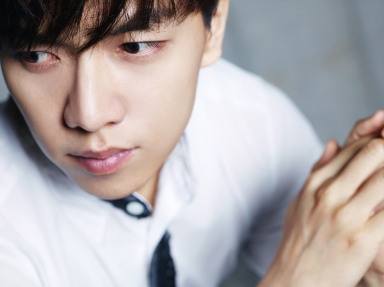 So his character is an ex-medical student, right? I wonder if the donation occurred while in medical school. An excellent book by Dani Shapiro, Inheritance, talked about a very similar experience. This movie is very interesting.
#이승기 #leeseunggi #AboutFamily #대가족 #李昇基