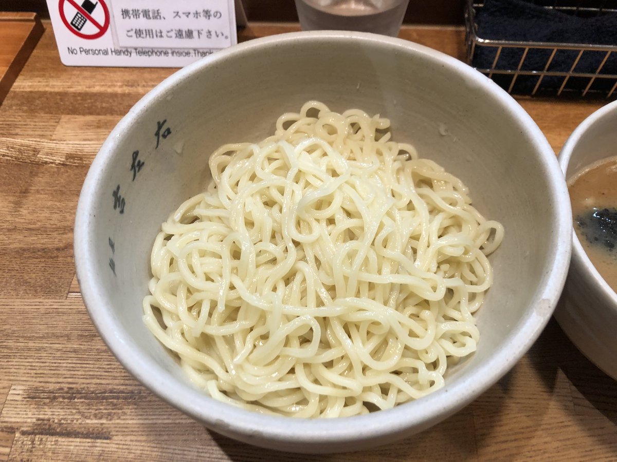 東京都江東区「麺屋　吉左右」へ超久々に〜🍜開店30分前には行列💦相変わらず接客柔らかく、つけ麺も美味しいですね〜✨飽きずに食べられる優しい豚骨魚介系で、人気も納得です✨新店時代からコンセプトブレず、流石です。 #麺屋吉左右 #江東区ラーメン #豚骨魚介系