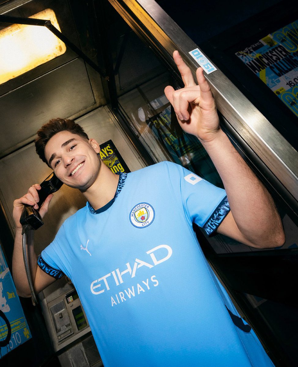 Julián Álvarez in Manchester City's new home shirt.