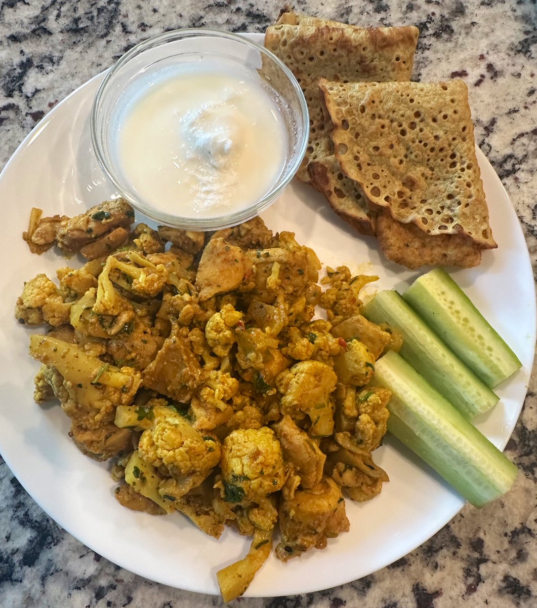 Oh man my mouth is on fire. 🥵🌶️

Thanks to a super spicy chicken cauliflower curry! Served with dosa, yogurt, & cucumbers. 

#twittersupperclub #dinner #indianfood #chickencurry