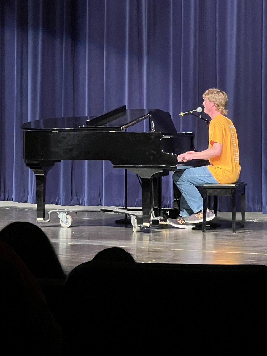 What an incredible show by the Samuel Clemens Choirs tonight! Wonderful soloists and such a heartfelt performance - truly inspiring! Congratulations and thank you, seniors!! #scucmusicchangeslives #WeAreSCUC #bridgeovertroubledwater @SCUCISD @SamuelClemensHS