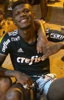 Tem tanto problema assim jogadores de futebol usarem camisas de outros times? O palmeirense Arboleda por exemplo usa a camisa do São Paulo todo fim de semana e nenhum torcedor do Palmeiras reclama.