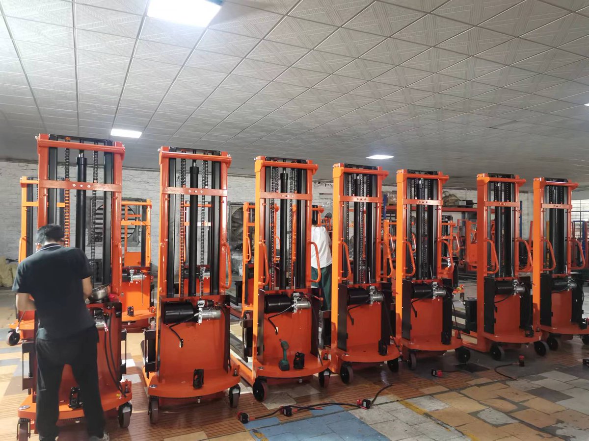 matta_yang's tweet image. The semi-electric stacker is ideal for warehouses, distribution centers, and factories, and can handle a wide range of loads, from pallets to heavy boxes.
#palletstacker #semielectricstacker #apiladorsemieléctrico
#empilhadeirasemieletrica #transpalet #electricpalletstacker