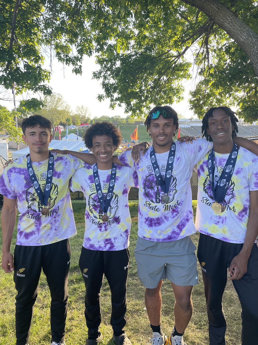 This group!!!!!!! This team!!!!!! 7th in the 4x400!!! The heart and determination of these 4 gentlemen is unmatched. Not a prouder coach in the State. @BWehrbein @Jerimiahprice28 @KenyannHunt2007 @braylon_chism