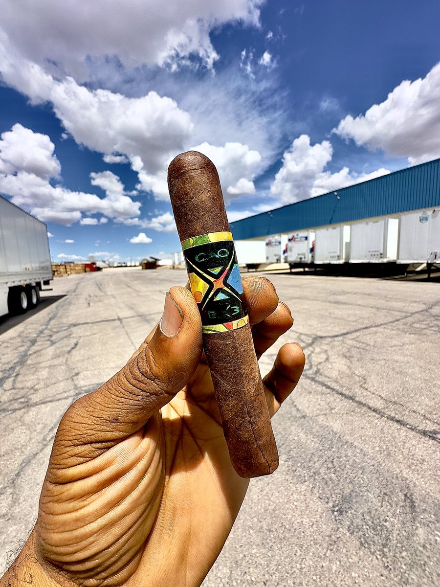 Round 2 and time to get back on the highway 💨🚛💰 #caocigars #COTD #cigars #nowsmoking #cigarporn #trucking #trucklife